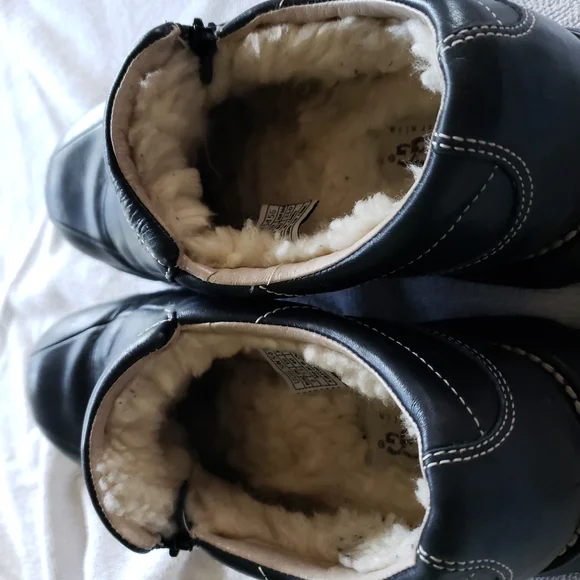 UGG Black Flats with Cozy Furry Lining - Picture 4 of 11